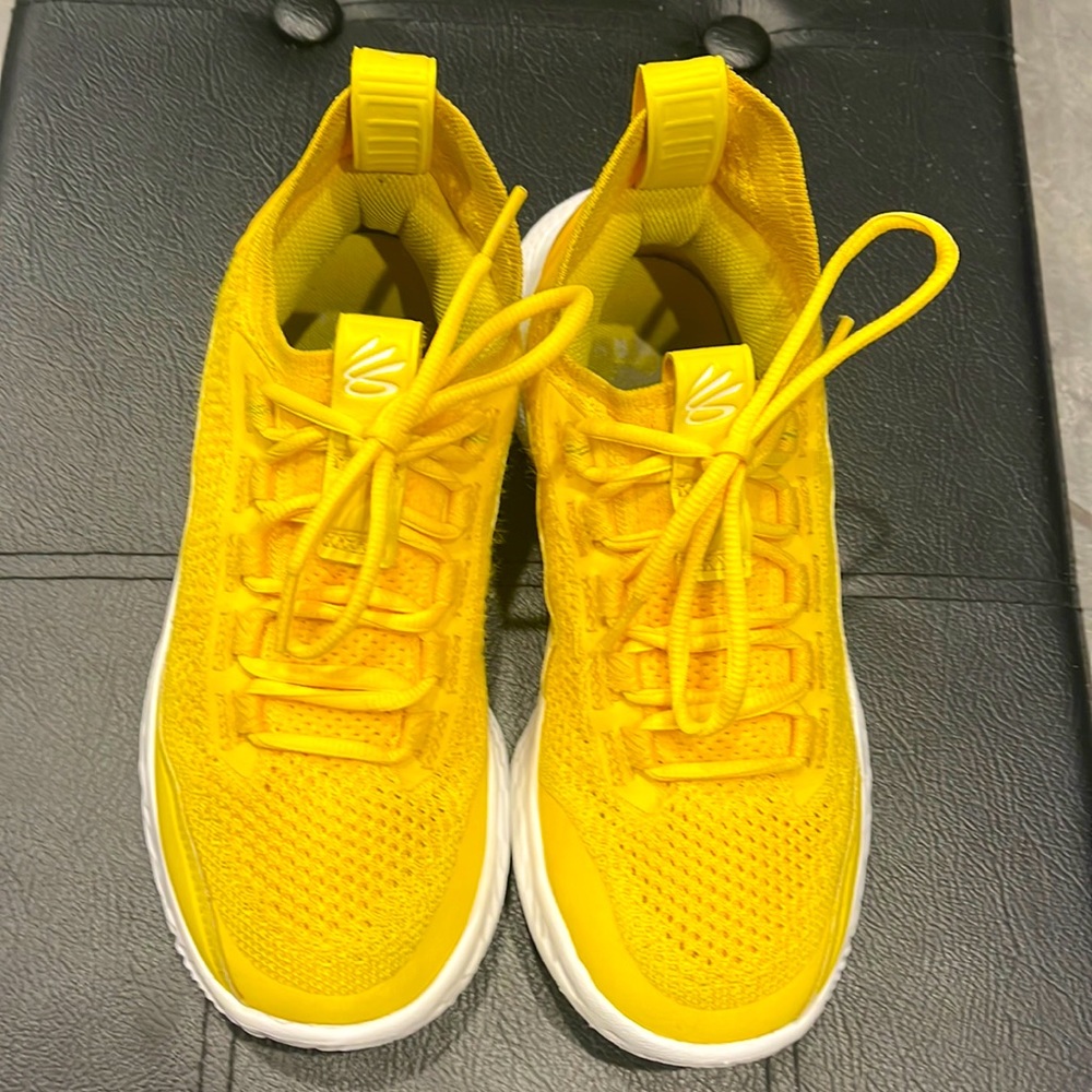 Curry flow 8 basketball shoes yellow size 6 used new condition